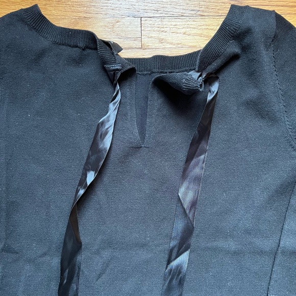 Gorgeous black top with satin back tie - Picture 4 of 8